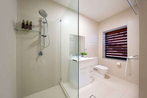 Shower, towels - Paradise Gateway (Cannonvale)