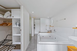 Bathroom - Sea La Vie - Airlie Beach (Airlie Beach)