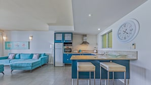 Apartment | Private kitchen | Full-sized fridge, microwave, oven, stovetop - Sea La Vie - Airlie Beach (Airlie Beach)