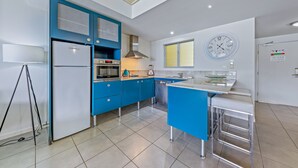 Apartment | Private kitchen | Full-sized fridge, microwave, oven, stovetop - Sea La Vie - Airlie Beach (Airlie Beach)