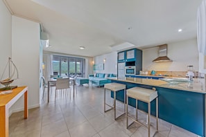Appartement | Cuisine privée | Grand réfrigérateur, micro-ondes, four, plaque de cuisson