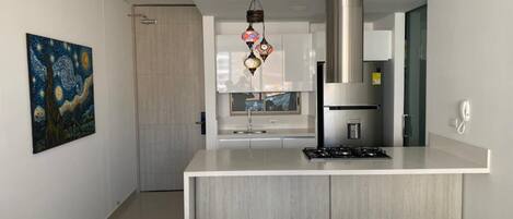 ثلاجة، ميكروويف، فرن، موقد طهي مسطح