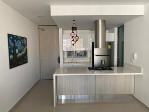 Réfrigérateur, micro-ondes, four, plaque de cuisson