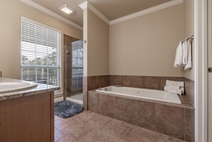Combined shower/tub, jetted tub, hair dryer, towels