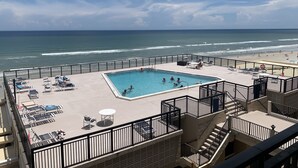 Una piscina en la azotea con vistas a la playa y al océano.