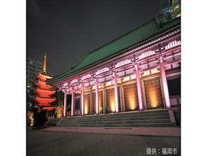 Un edificio tradicional con una pagoda de varios niveles, una serie de columnas y una escalera que conduce a la entrada.