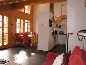 Fernseher, Kamin, DVD-Player