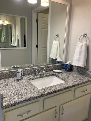 シャワー付き浴槽、タオル、石鹸、トイレットペーパー