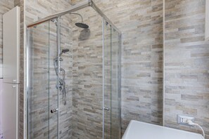 Dusche, Haartrockner, Handtücher