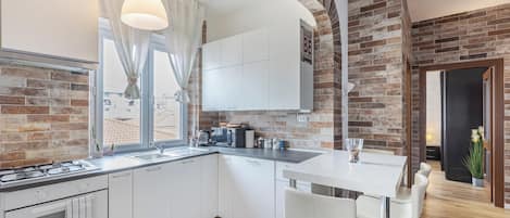 Kylskåp, mikrovågsugn, ugn och spishäll