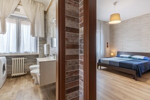 Regadera, secadora de cabello, toallas 