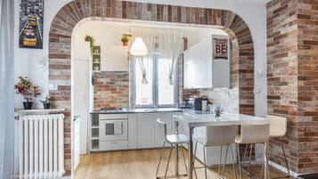 Frigorifero, microonde, forno, piano cottura