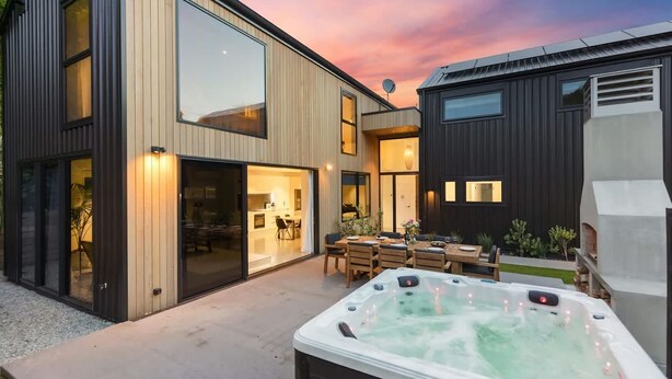 Et moderne hus med terrasse, jacuzzi og parabolantenne.