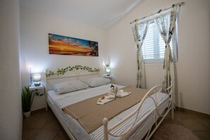 2 bedrooms, iron/ironing board, WiFi, bed sheets - Apt with terrace, just 3 min walk to the beach (Rogoznica)