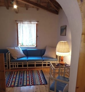 1 habitación, tabla de planchar con plancha y ropa de cama 