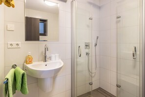 Dusche, Haartrockner, Handtücher