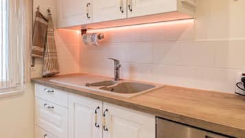 Coffee/tea maker, fridge, microwave, oven