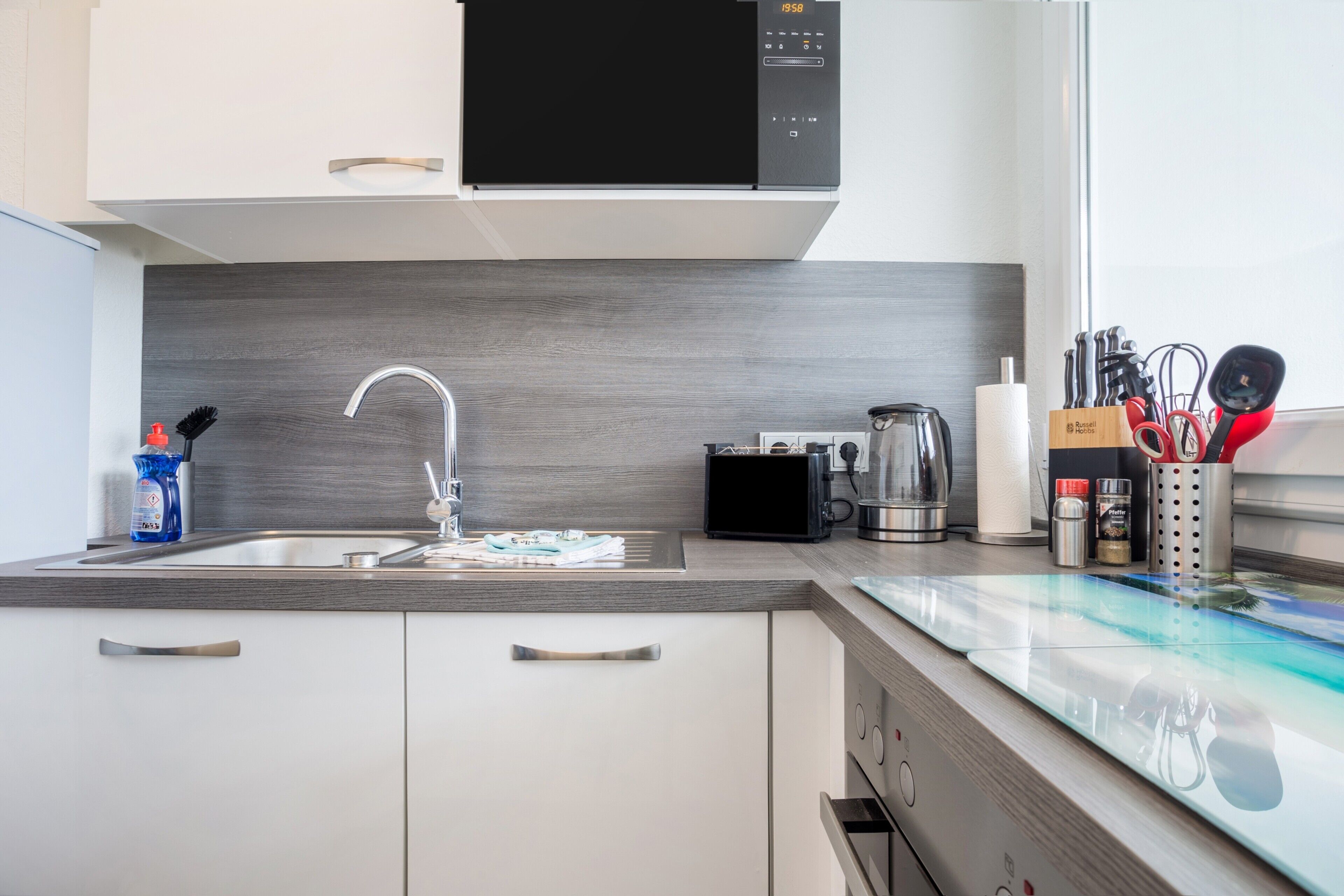 Kühlschrank, Mikrowelle, Ofen, Herdplatte