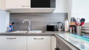 Kühlschrank, Mikrowelle, Ofen, Herdplatte