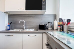 Fridge, microwave, oven, stovetop - Vacation Apartment "Ferienwohnung Ausblick" in the city center of Bremerhaven (Bremerhaven)