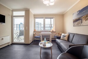 TV, stereo - Vacation Apartment "Ferienwohnung Ausblick" in the city center of Bremerhaven (Bremerhaven)