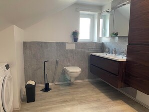 Shower, hair dryer, towels - Apartment Promedklinik 3 near Main River with with offer of wellness massages on site (Volkach)