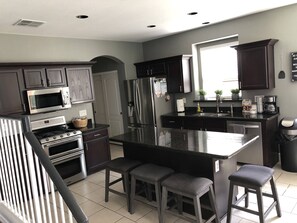 Refrigerador, microondas, horno y parrilla de estufa 