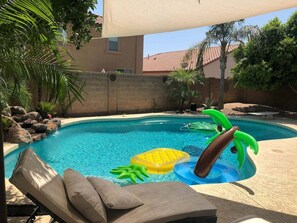 Alberca al aire libre y alberca climatizada