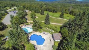 Utendørsbasseng og et oppvarmet basseng