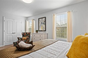 5 bedrooms, desk, travel cot, free WiFi - Bella Villa with Pool Theater  (Kissimmee)