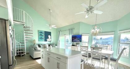 "Private Pool" Waterfront Home across from Golf Course KCB