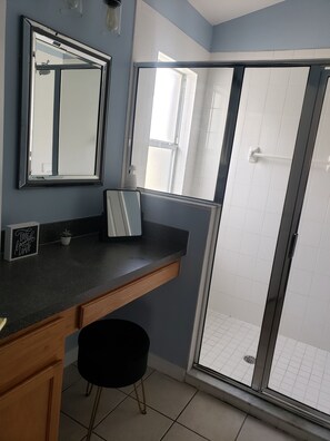 Combined shower/bathtub, hair dryer, towels, toilet paper - Modern Centrally Located Heated Pool Home- Near Disney (Clermont)