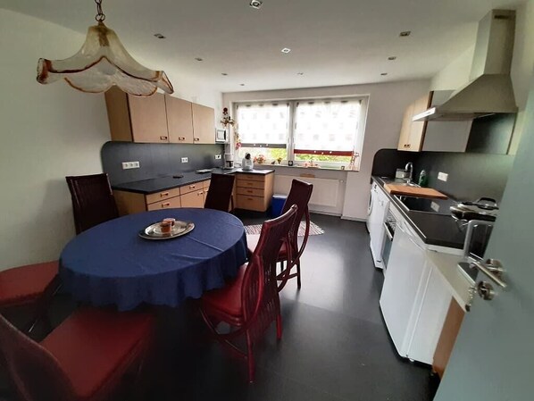 Kühlschrank, Mikrowelle, Herdplatte, Geschirrspüler