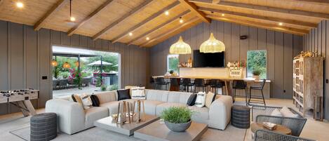 Téléviseur connecté, foyer, table de baby-foot, table de ping-pong