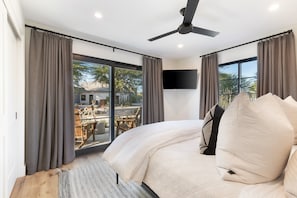 8 Schlafzimmer, Schreibtisch, Bügeleisen/Bügelbrett, Reisekinderbett