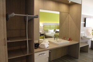 1 bedroom, bed sheets, wheelchair access