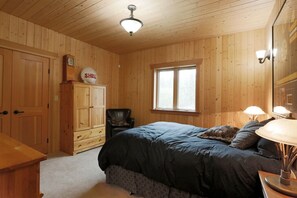 3 bedrooms, travel cot, free WiFi, bed sheets