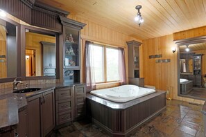 Combined shower/bathtub, hair dryer, towels