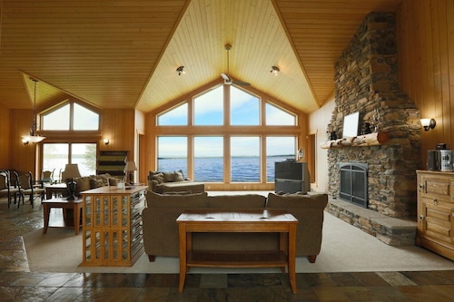 Luxury Lakefront Cabin on Falcon Lake