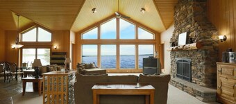 Luxury Lakefront Cabin on Falcon Lake