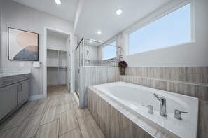 Douche, sèche-cheveux, serviettes fournies