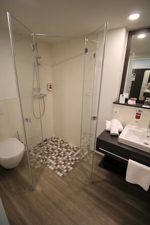 Shower, hair dryer, towels - Zimmer in Kategorie XL - Hotel Am Kaisersaal (Erfurt)