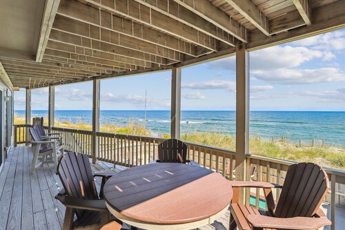 Oceanfront, Private Pool, Hot Tub, Pool table, Theatre Room, Elevator!