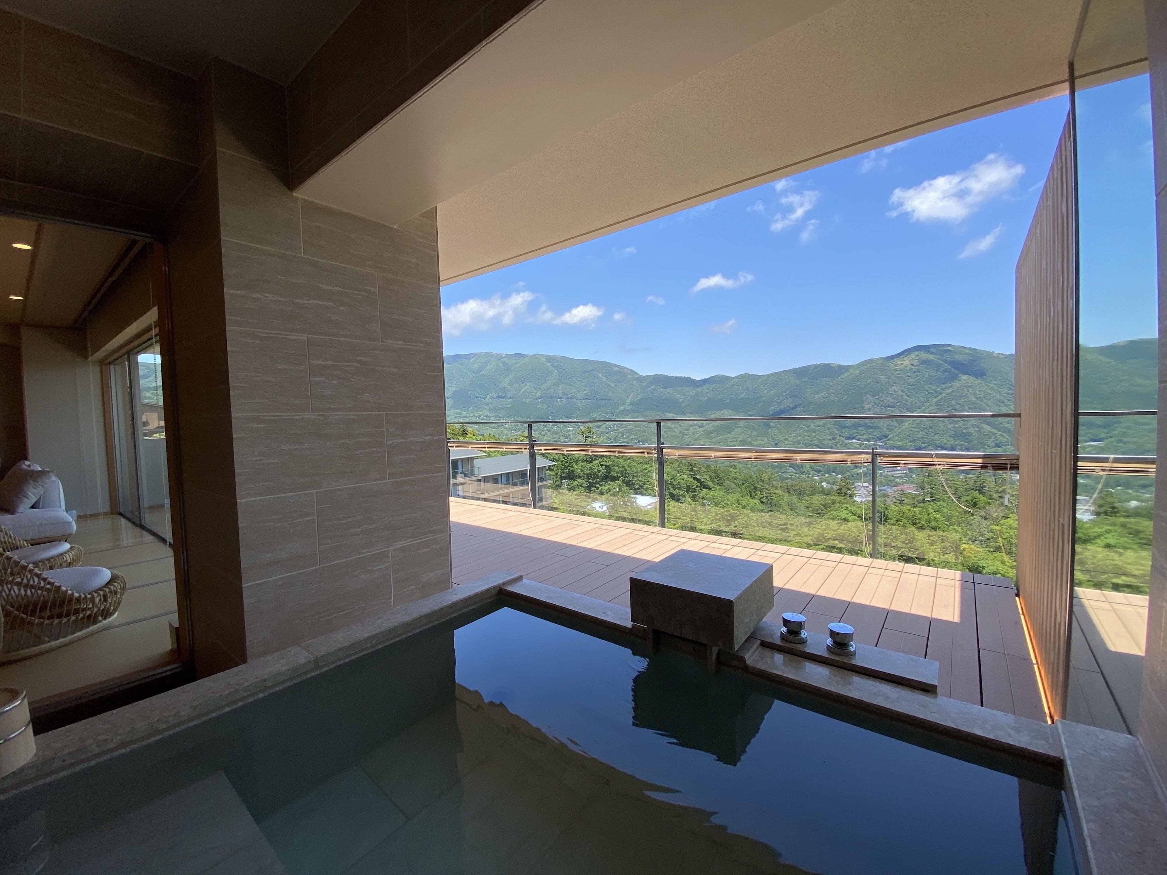 Suite familiare, non fumatori, vista montagna | Bagno | Vasca e doccia separate, vasca con acqua sorgiva, soffione a pioggia