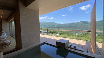 Suite familiare, non fumatori, vista montagna | Bagno | Vasca e doccia separate, vasca con acqua sorgiva, soffione a pioggia