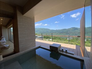 家庭套房, 非吸煙房, 山景 | 浴室 | 獨立浴缸和淋浴設備、溫泉浴缸、淋浴花灑、名牌盥洗用品
