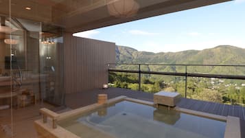 Suite Comfort, non fumatori, vista montagna | Bagno | Vasca e doccia separate, vasca con acqua sorgiva, soffione a pioggia