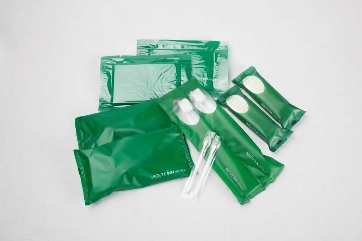 Combined shower/bathtub, free toiletries, hair dryer, slippers