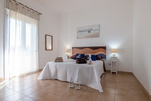 2 chambres, fer et planche à repasser, lit de bébé portatif