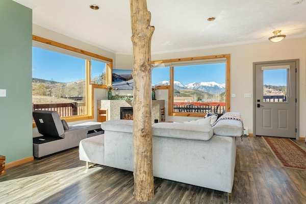 Smart-tv, een open haard, een dvd-speler en een stereo